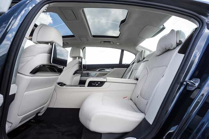 מעבר פרטי ליציאה מעיר בריסל לשדה התעופה בבריסל באמצעות רכב יוקרה