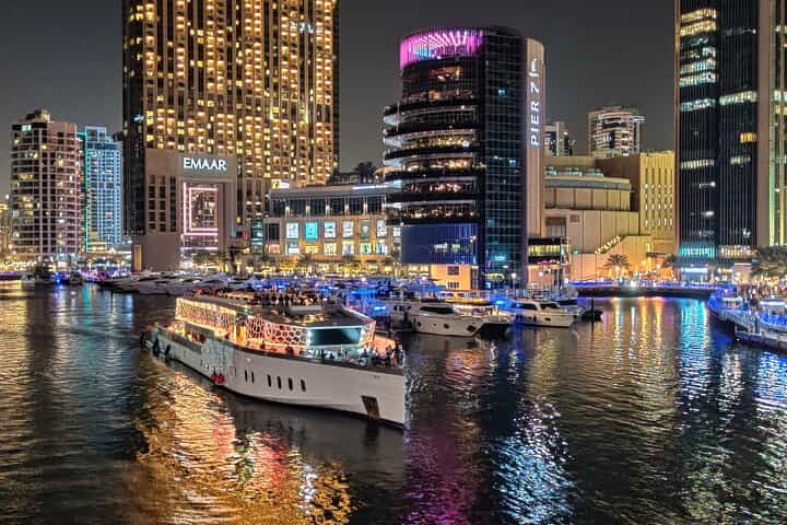 Dubai Mega Yacht Dinner Cruise – Skyline & Entertainment