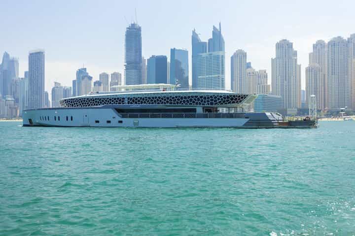Dubai Mega Yacht Dinner Cruise – Skyline & Entertainment