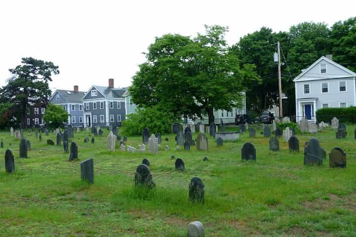 Private Walking Tour: Spooky Legends of Salem with Pro Guide