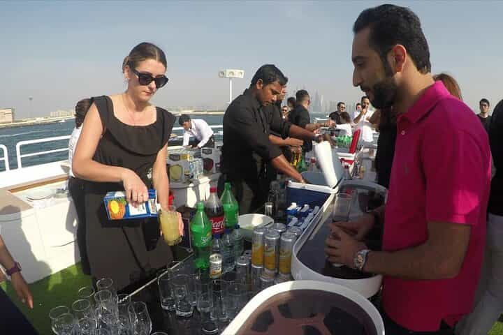 שיט ארוחת ערב על יאכטת לוטוס מגה עם כרטיסי VIP והעברה פרטית