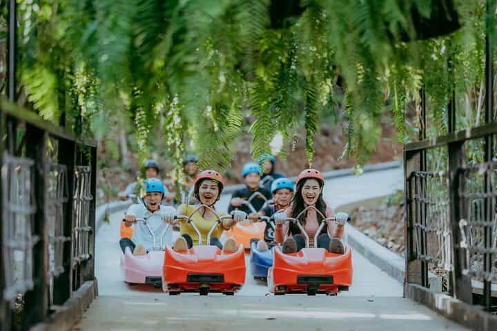 חווית Vientiane Sky Luge ו-Roller Zipline