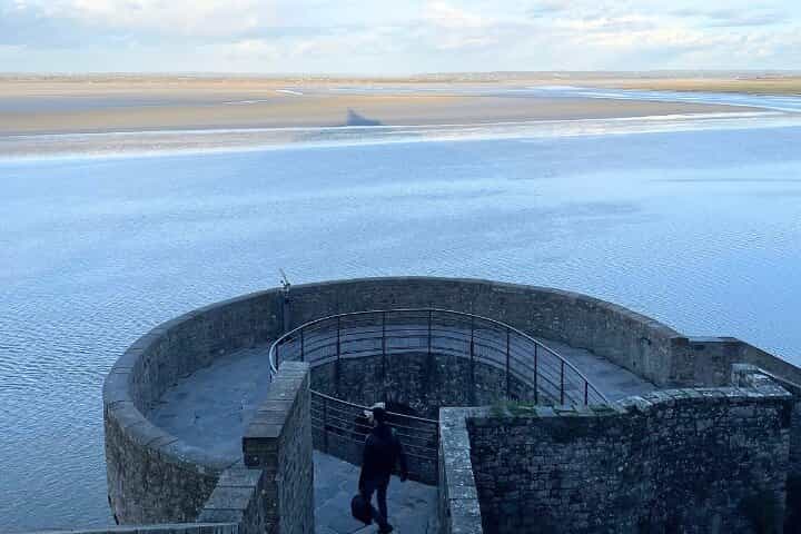 סיור בקבוצה קטנה במון סן מישל וביקור באביי עם טעימת סיידר