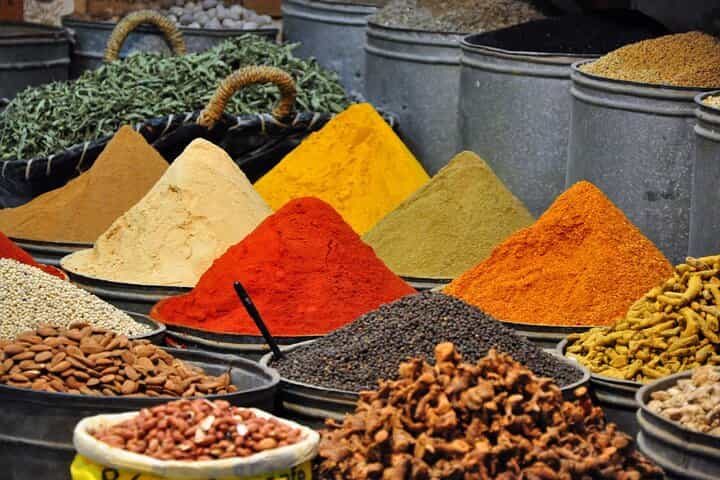 "קניות בסטייל: סיור מודרך בשווקי מרקש"