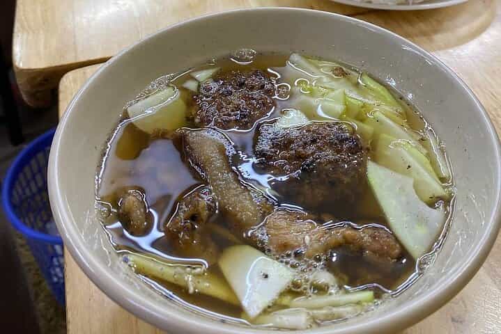 סיור אוכל רחוב פרטי בהאנוי עם ביקור ברחוב הרכבת