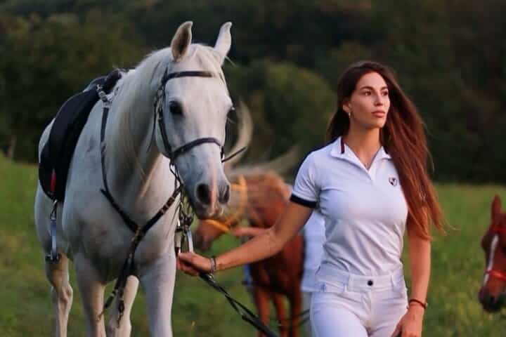 רכיבה על סוסים עבור מומחים בין האגם להרים