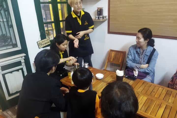 חווית שיעור קפה ביצים בעיר האנוי