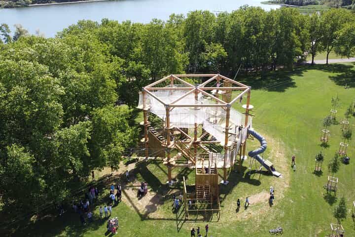 קורס הרפתקאות בעצי העצים בקרים