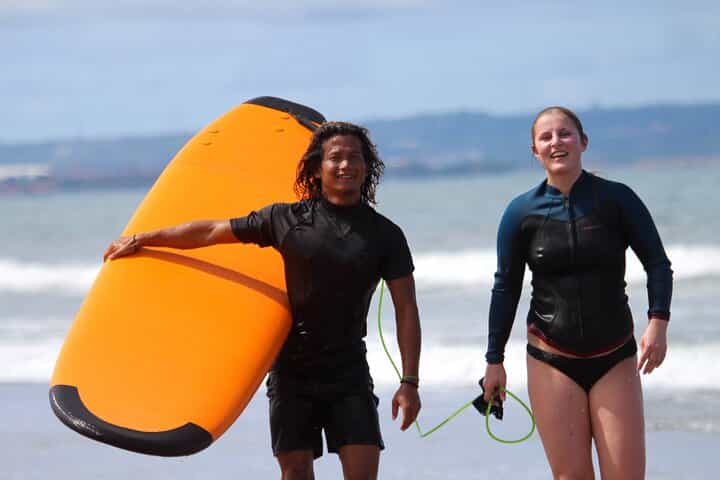 שיעור גלישה פרטי מקצועי בקאנגו בבאלי