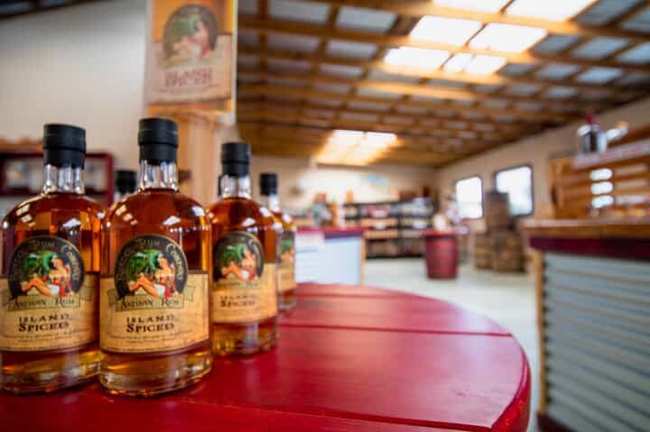 סיור רואטן: חברת רום, מפעל שוקולד עם פארק של שעונים.