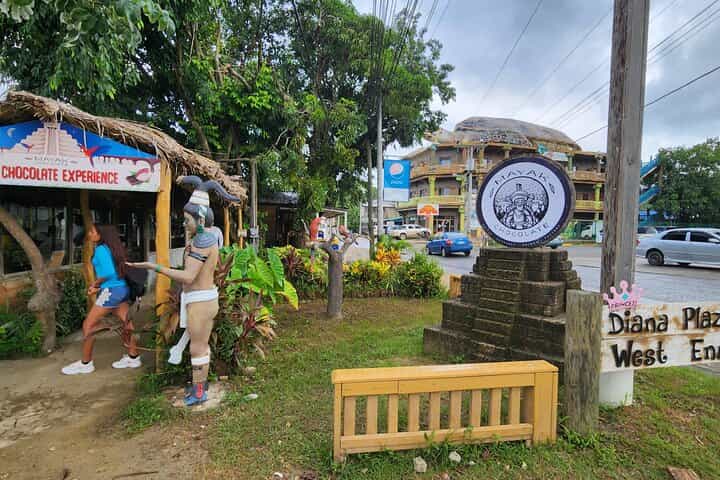 סיור רואטן: חברת רום, מפעל שוקולד עם פארק של שעונים.