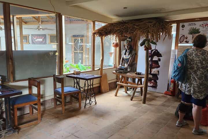 סיור רואטן: חברת רום, מפעל שוקולד עם פארק של שעונים.