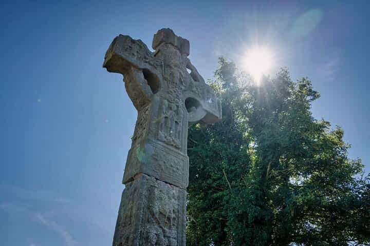 סיור הליכה מודרך פרטי בגלווי בבית הקברות של כנסיית קליפדן