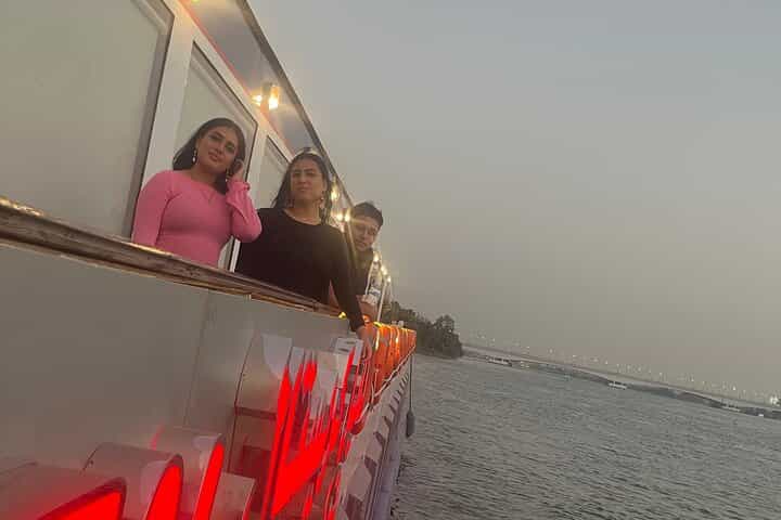 שייט ערב עם ריקודי בטן ומופע דרווישים החל מ-9$.