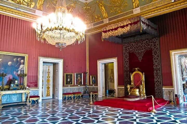 סיור מודרך פרטי בארמון המלכותי של נפולי ובאזור המונומנטלי