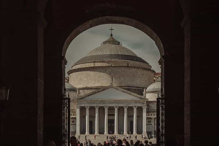 סיור מודרך פרטי בארמון המלכותי של נפולי ובאזור המונומנטלי
