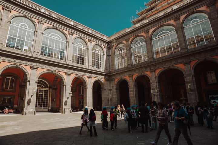 סיור מודרך פרטי בארמון המלכותי של נפולי ובאזור המונומנטלי