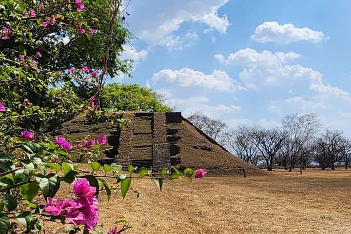 Archaeology and Colonial Charm: Cihuatan and Suchitoto Private Tour