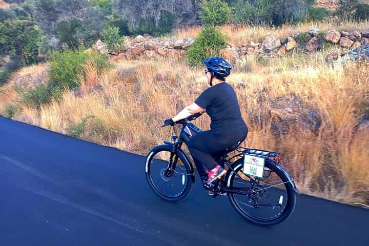 סיור אופני חשמליים היסטורי במethana