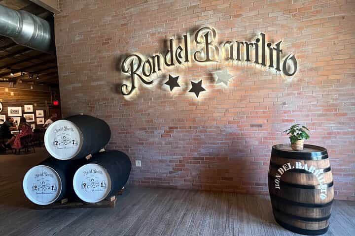 סיור פרטי בסן חואן העתיקה עם חווית רום בריליטו