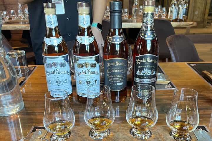 סיור פרטי בסן חואן העתיקה עם חווית רום בריליטו