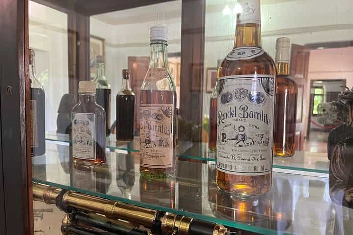 סיור פרטי בסן חואן העתיקה עם חווית רום בריליטו