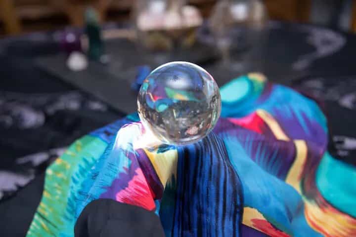 חוויה אינטראקטיבית של קלפי טארוט מכשפים