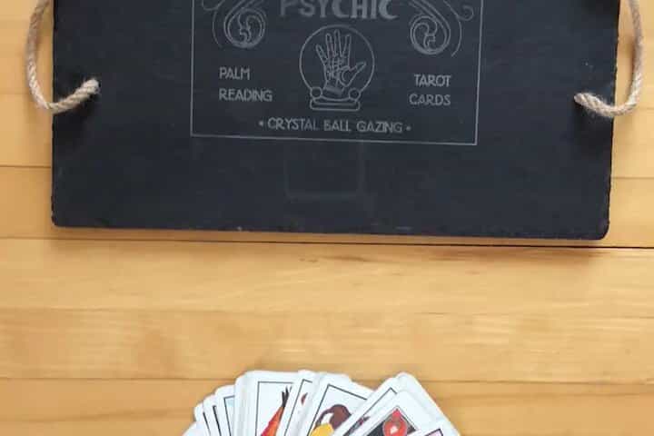 חוויה אינטראקטיבית של קלפי טארוט מכשפים