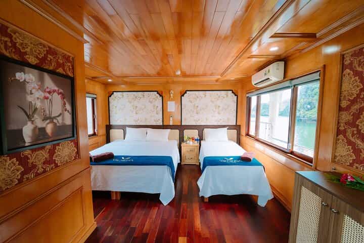 שייט של יומיים ולילה באזור פחות תיירותי עם 5-10 אנשים, קיאקים, ורכיבה על אופניים.