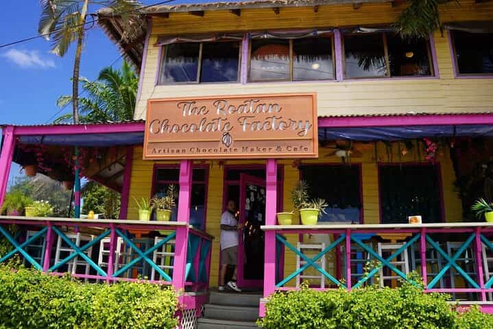 Beach, shopping, views. Live Roatan!