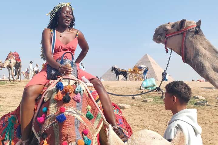 כלול הכל פירמידות גיזה, ספינקס, ארוחה, גמלים ופנים הפירמידה