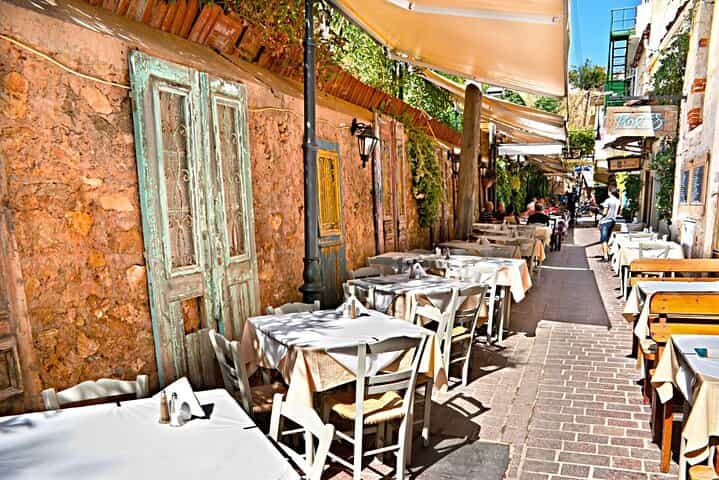 סיור בעיר הקסומה חאניה ואגם קורנס עם העברות וחטיף