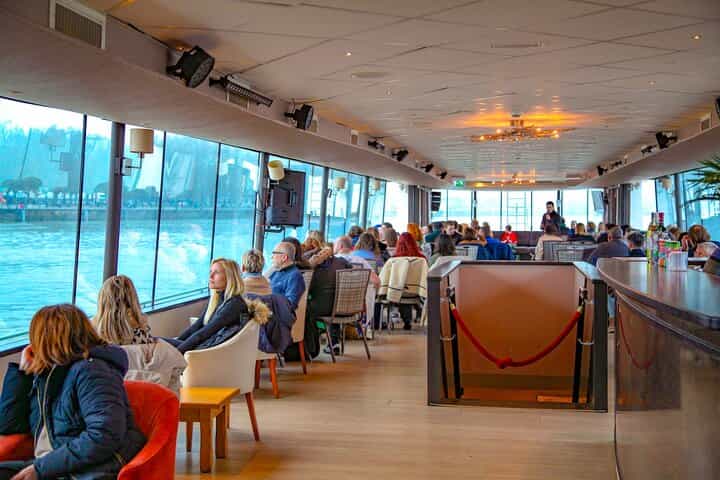 בורדו ליד המים הגיבה על השיט