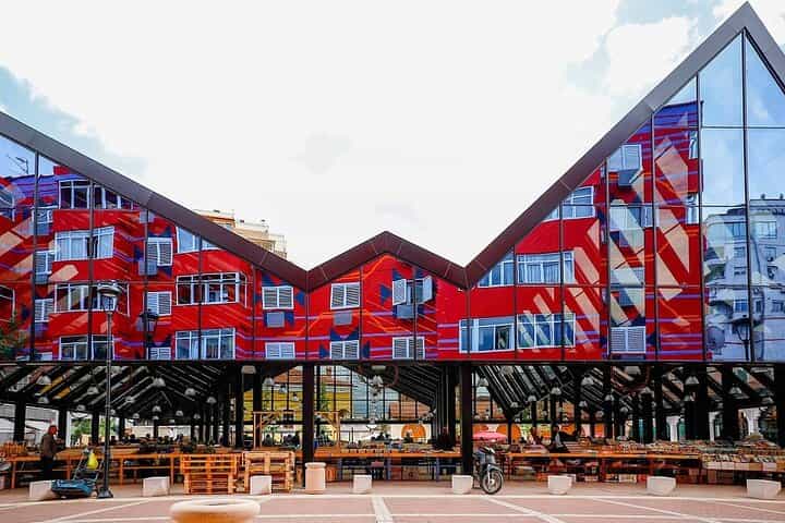 סיור רגלי בטירנה; היסטוריה ותרבות