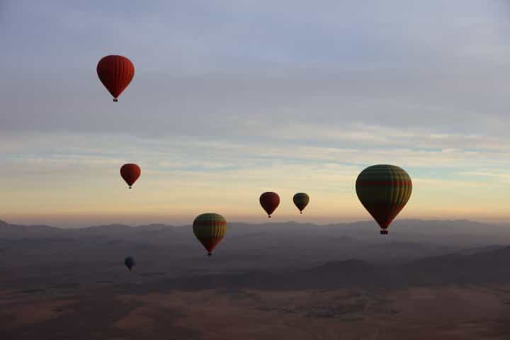 רכיבת כדור פורח בשקיעה מעל מרקש עם איסוף מהמלון