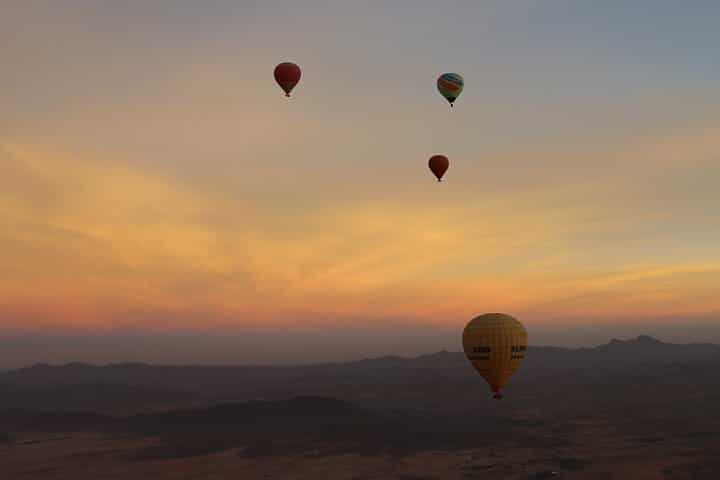 רכיבת כדור פורח בשקיעה מעל מרקש עם איסוף מהמלון