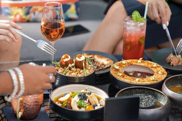 סיור אוכל בדובאי: חוויה פרטית של 3 שעות עם מדריך מקומי