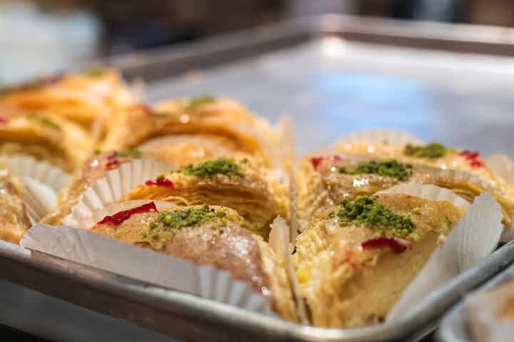 סיור אוכל בדובאי: חוויה פרטית של 3 שעות עם מדריך מקומי