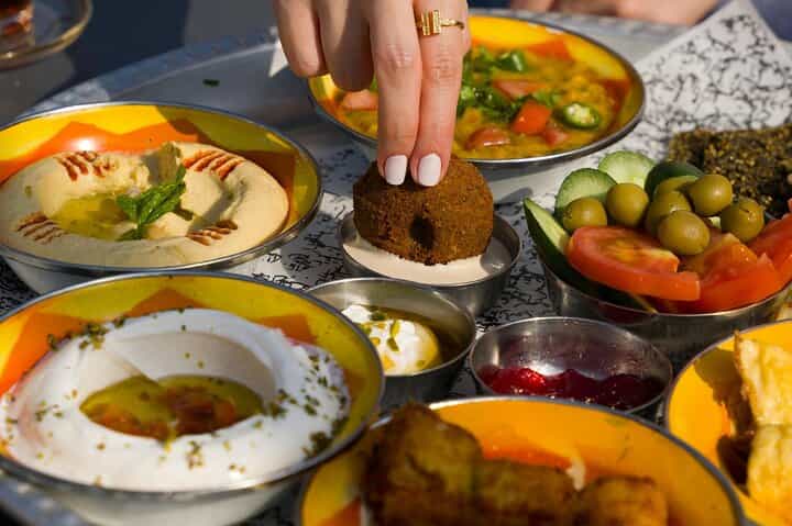 סיור אוכל בדובאי: חוויה פרטית של 3 שעות עם מדריך מקומי