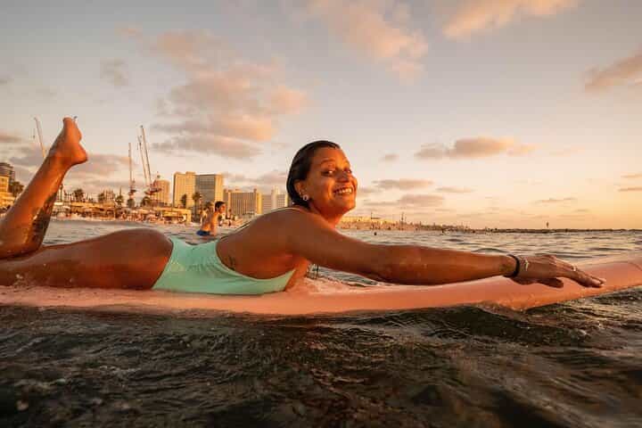 שיעורי גלישה מקצועיים בBeach Club TLV בתל אביב