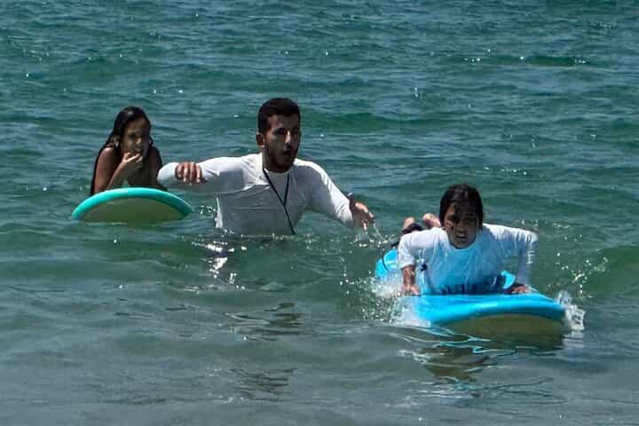 שיעורי גלישה מקצועיים בBeach Club TLV בתל אביב