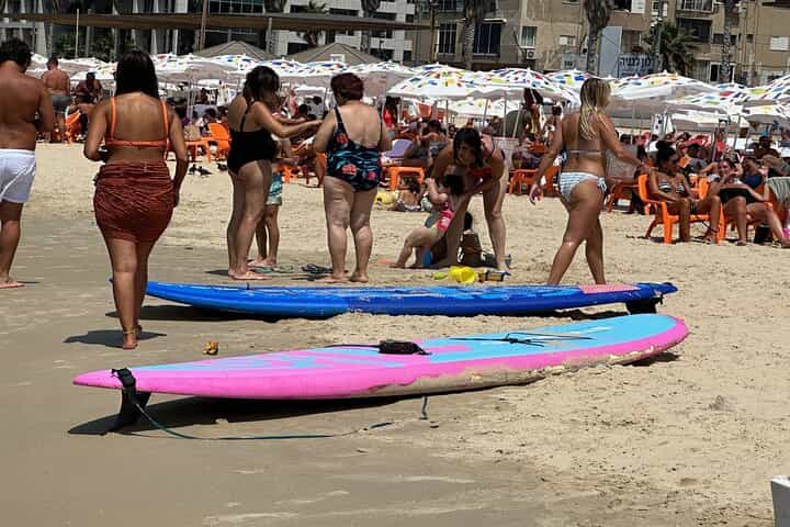 שיעורי גלישה מקצועיים בBeach Club TLV בתל אביב