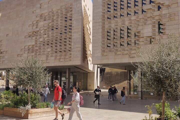 Valletta Grand Tour: Private Walk & Harbour Escape