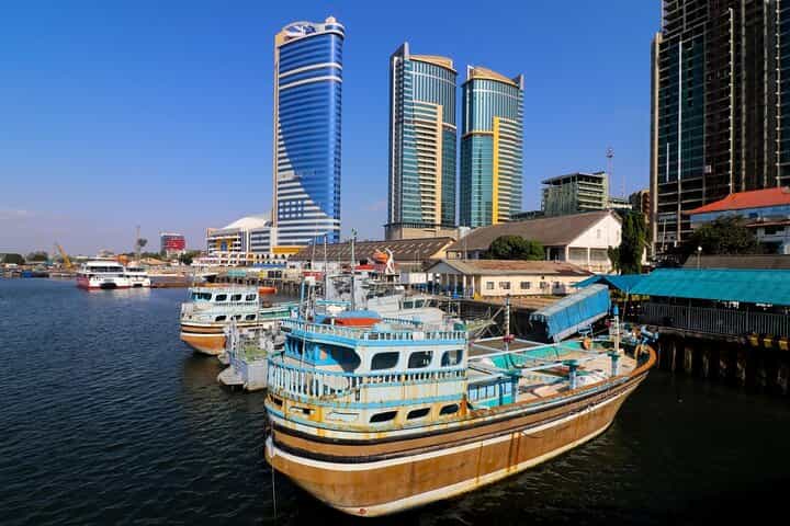 Vibrant Dar es Salaam Private Tour by Car with Market Visit