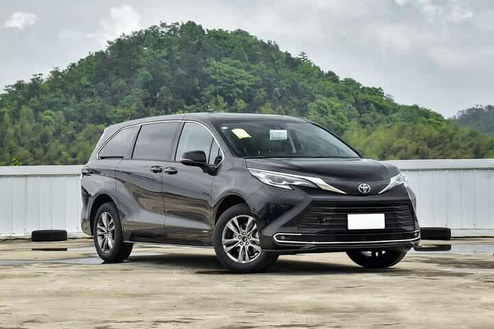 Departure Lagos City to Lagos LOS Airport by Private Minivan