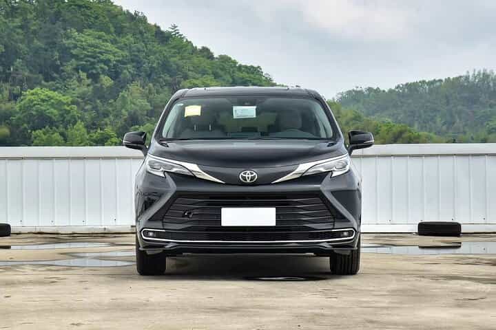 Departure Lagos City to Lagos LOS Airport by Private Minivan