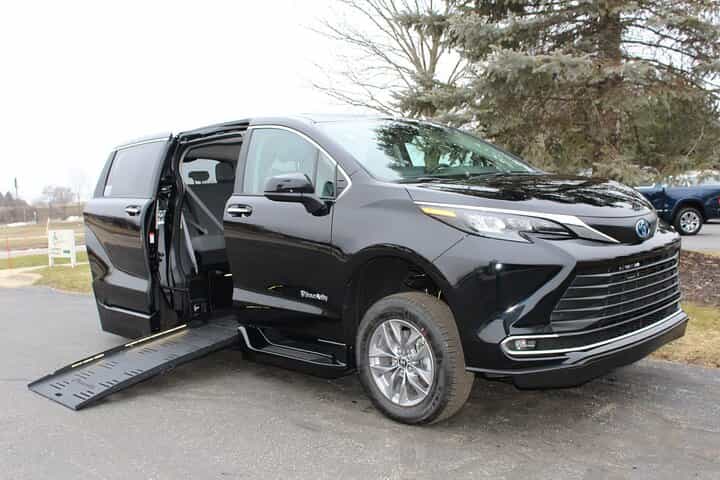 Departure Lagos City to Lagos LOS Airport by Private Minivan