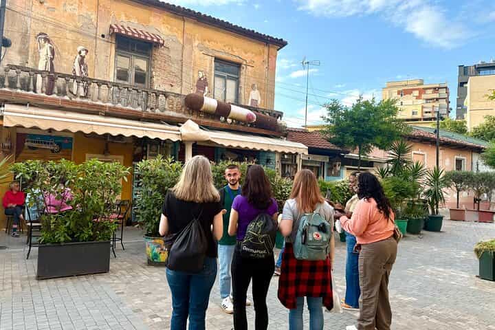 סיור רגלי בטירנה; היסטוריה ותרבות