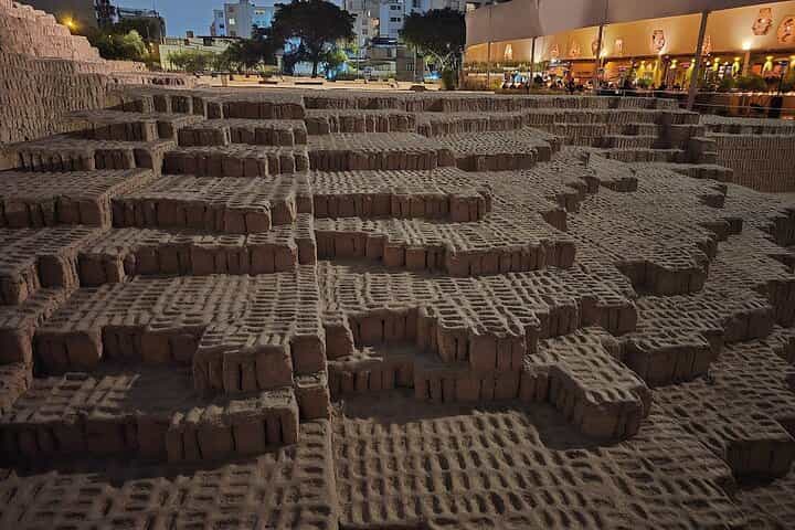 Private tour to Huaca Pucllana with a former site guide