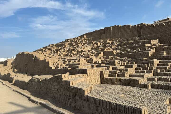 Private tour to Huaca Pucllana with a former site guide